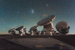 Fig. 2: The Atacama Large Millimeter/submillimeter Array (ALMA) is one of the major projects of modern science. Located in the remote Chilean Atacama Desert, it provides a unique view of the cosmos. ALMA observes at very high radio frequencies, which were previously largely undisturbed by man-made interference. However, rapid technological progress ensures that satellite communication will also take place at these high frequencies in the near future.