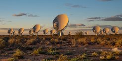 Abb. 2: Die Beobachtungen erfolgten mit dem empfindlichen MeerKAT-Radioteleskop in der Karoo-Halbwüste in Südafrika.