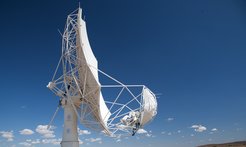 Abb. 3: Das SKA-MPIfR-Teleskop (SKAMPI) in der Karoo-Halbwüste in Südafrika.