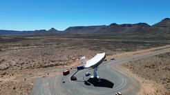 Abb. 1: Position der ersten MeerKAT+-Antenne am SKA-Standort in der Karoo-Region in Südafrika. Die Antenne ist im gleichen Design wie die SKA-MID-Antennen aufgebaut.
