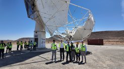 Abb. 2: Feierliche Übergabe der ersten MeerKAT+-Antenne in der Karoo-Region in Südafrika am 21. Februar 2024. Von links nach rechts: Fabrice Scheid (OHB Digital Connect), Stefan Wagner (ZAH Heidelberg), Michael Kramer (MPIfR Bonn), Filippo Maria Zerbi (INAF), Pontsho Maruping (SARAO) und Dennis Winkelmann (OHB Digital Connect).