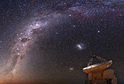 © ESO/Y. Beletsky (Himmelsfoto); ESO (APEX-Teleskop); Bildzusammenstellung von C. Urquhart.