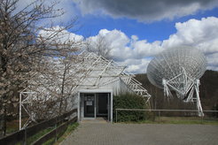 Abb. 2: Der Besucherpavillon am Radioteleskop Effelsberg. Die vom Max-Planck-Institut für Radioastronomie organisiserte Vortragsreihe findet seit 2024 in diesem Pavillon statt, mit acht astronomischen Vorträgen zu unterschiedlichen Themen zwischen April und Oktober, jeweils an einem Samstag ab 17:00 Uhr.