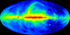 Abb. 2: Radiokarte des gesamten Himmels bei einer Wellenlänge von 73 cm (Frequenz: 408 MHz). Die Karte ist so orientiert, dass die Ebene der Milchstraße den Äquator in der Projektion darstellt, mit der Richtung zum galaktischen Zentrum in der Bildmitte. Die Beobachtungen dazu wurden mit drei der größten Radioteleskope der Erde durchgeführt (Effelsberg: 100 m; Jodrell Bank/England: 76 m; Parkes/Australien: 64 m).