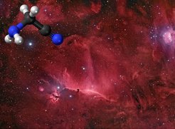 Abb. 1: Sternentstehungsgebiet in Richtung des Sternbilds Orion mit Gas- und Staubwolken. Der Orionnebel (Messier 42) ist rechts oben im Bild zu sehen, eine Region mit jungen und massereichen Sternen. Im Inneren von dichten dunklen Staubwolken wie dem Pferdekopfnebel (IC 434, links der Bildmitte) wachsen neue Sterne heran. Das oben links gezeigte Molekül Aminoacetonityl (NH2CH2CN), ein naher Verwandter der einfachsten Aminosäure (Glyzin), konnte bereits in einer dieser kosmischen Brutstätten für neue Sterne identifiziert werden.