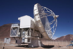 Abb. 2: Das “Atacama Pathfinder Experiment” (APEX) auf der Chajnantor-Ebene in der chilenischen Atacamawüste, 5100 Meter über dem Meeresspiegel. Der Abstand von 11.000 km Luftlinie zwischen APEX und dem 100-m-Radioteleskop Effelsberg stimmt sehr schön mit dem Abstand des hellen Nachbarsterns Sirius im Maßstab des Effelsberger Planetenwegs überein. Die Plakette „Sirius“ des Effelsberger Planetenwegs ist auf der Rückseite von APEX angebracht.