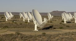 Abb. 3: Antennen des MeerKAT-Radioteleskopnetzwerks in der Karoo-Region in Südafrika.