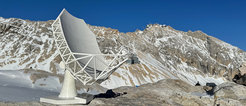 Modell des Wetterstein Millimeter Teleskops an einem der möglichen Standorte am Zugspitzplatt. Die Umweltforschungsstation ist im Hintergrund sichtbar, rund dreihundert Höhenmeter unterhalb des Gipfels der Zugspitze. (Bild: mtex antenna technologies / JMU Würzburg)