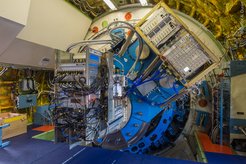 Abb. 1: GREAT, der “German Receiver for Astronomy at Terahertz frequencies”, am Teleskop des Flugzeugobservatoriums SOFIA.