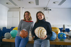 Ekaterina Moerova und Jessica Koch nehmen die jungen Astrofans mit auf eine spannende Reise durch unser Sonnensystem.