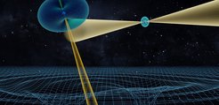 Künstlerische Darstellung des Doppelpulsarsystems mit zwei aktiven Pulsaren. Die Umlaufbewegung dieser extrem dichten Neutronensterne verursacht die Entstehung von Wellen in der Raumzeit, die als Gravitationswellen bekannt sind. Sie entziehen dem System Energie, wodurch der Abstand dieser beiden Sterne sich täglich um etwa 7 mm verkleinert.