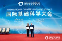 Marta Burgay (links) und Michael Kramer (rechts) nehmen den „Frontiers of Science Award“ 2025 im Namen aller Autoren entgegen.